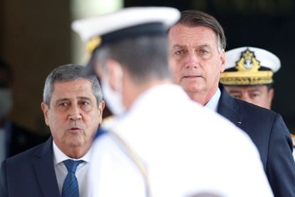 O presidente Jair Bolsonaro e o ministro da Defesa Walter Souza Braga Netto após reunião em Brasília.