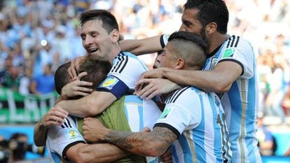 Messi e seus colegas celebram um gol contra o Irã.