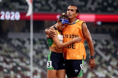 Thalita Simplício abraça o guia Felipe Veloso da Silva depois de conquistarem a prata nos Jogos Paralímpicos de Tóquio.