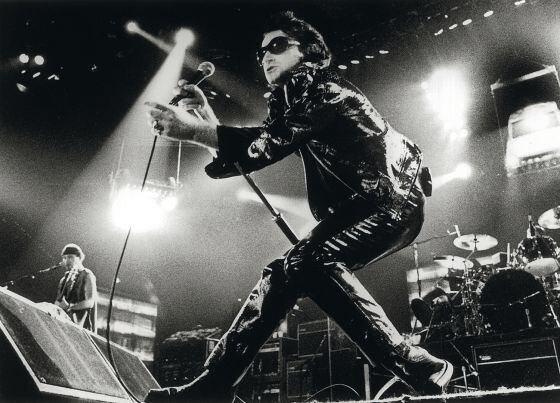 Bono, vocalista de U2, durante a emblemática turnê ‘Zoo TV”, na década de 1990. 