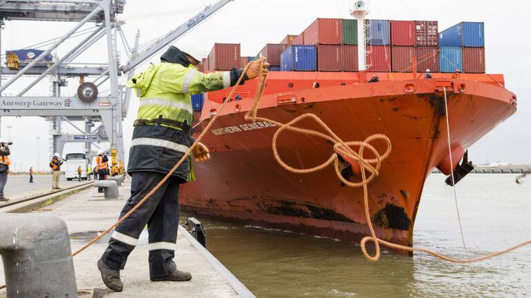 Um operário no porto de Antuérpia, na Bélgica.