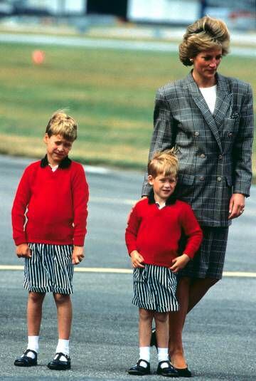 A princesa Diana com William e Harry no aeroporto de Aberdeen, em agosto de 1989