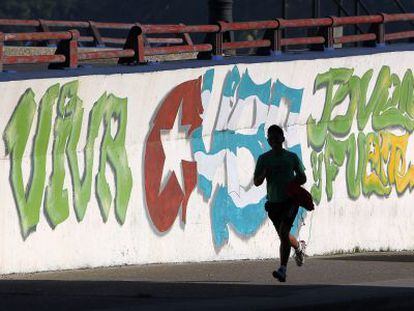 Jovem corre pelas ruas de Havana.