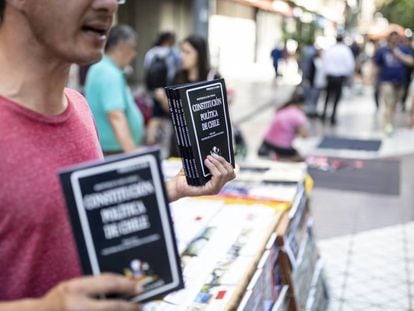 Vendedor de rua oferece exemplares da Constituição do Chile na sexta-feira, no Paseo Ahumada, centro de Santiago.