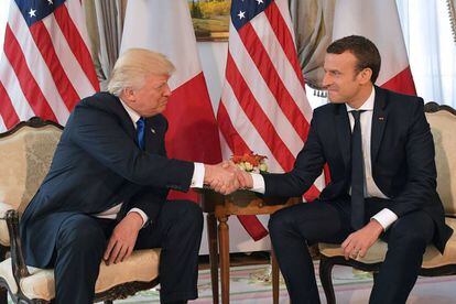 Macron e Trump com o longo aperto de mãos de 25 de maio passado, em Bruxelas, durante a cúpula da OTAN.