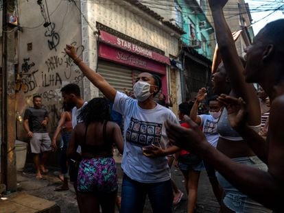 Moradores protestam após operação da polícia que deixou mais de duas dezenas de mortos no Rio.