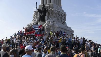 Centenas de manifestantes se concentram no monumento a Máximo Gómez, em Havana, neste domingo.