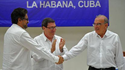 Iván Márquez e De la Calle dão as mãos diante do chanceler cubano, Bruno Rodríguez.