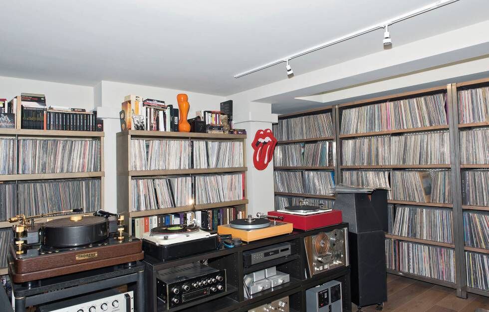 O colecionador Andreti Colombo guarda no porão de sua casa mais de 9.000 discos de vinil