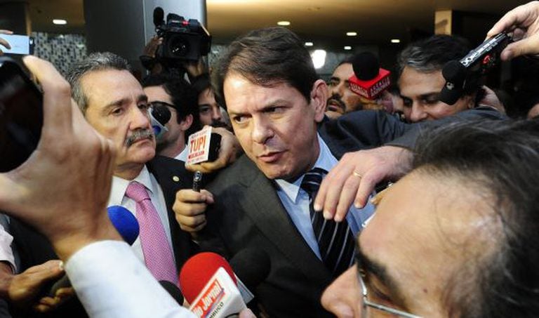 Cid Gomes deixa o plenário da Câmara.
