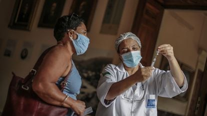 Enfermeira se prepara para aplicar a vacina contra a covid-19 no Rio de Janeiro.