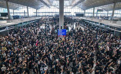 A manifestação no aeroporto de Hong Kong provocou o cancelamento de todos os voos.