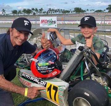 Com o kart do filho, Fittipaldi pede votos para Bolsonaro.