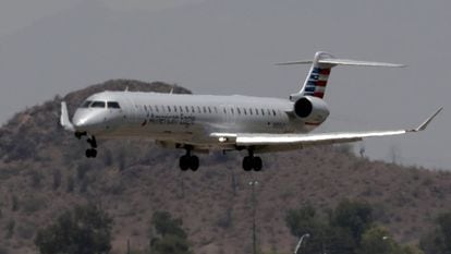 Um avião regional da American Airlines aterrissando em Phoenix