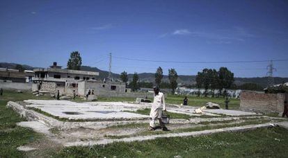Um homem passa perto das ruínas da casa em que vivia o líder da Al Qaeda em Abbottabad (Paquistão).