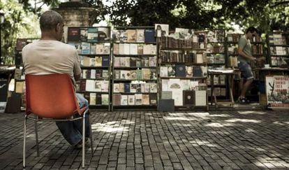 Banca de livros na Praça de Armas, Havana.