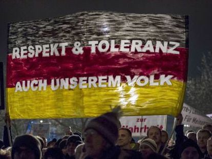 Manifestantes xenófobos em Dresden com um cartaz que diz: “Respeito e tolerância, também para nosso povo”
