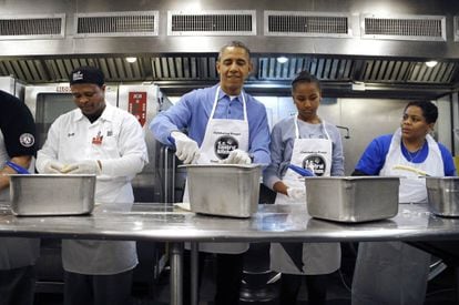 Obama cozinha com sua filha e voluntários em um centro de caridade em Washington no dia de Martin Luther King.