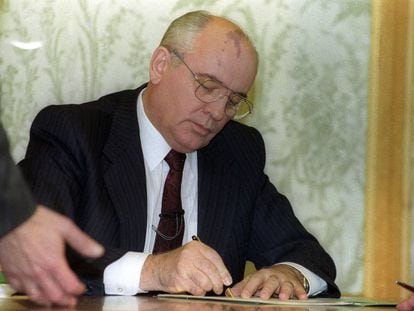 Gorbachov assina sua renúncia o 25 de dezembro de 1991.