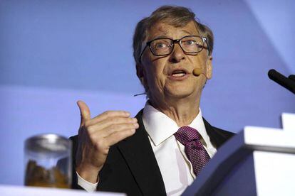 Bill Gates com um pote de excrementos humanos.