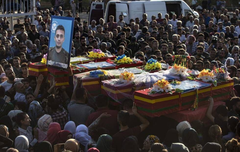 Funeral de cinco membros das Forças Democráticas Sírias, uma tropa curdo-árabe, na última segunda-feira, em Qamishli.