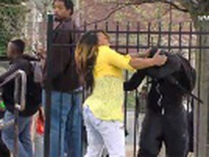 As imagens de uma mulher repreendendo duramente seu filho durante os protestos na cidade se tornaram virais
