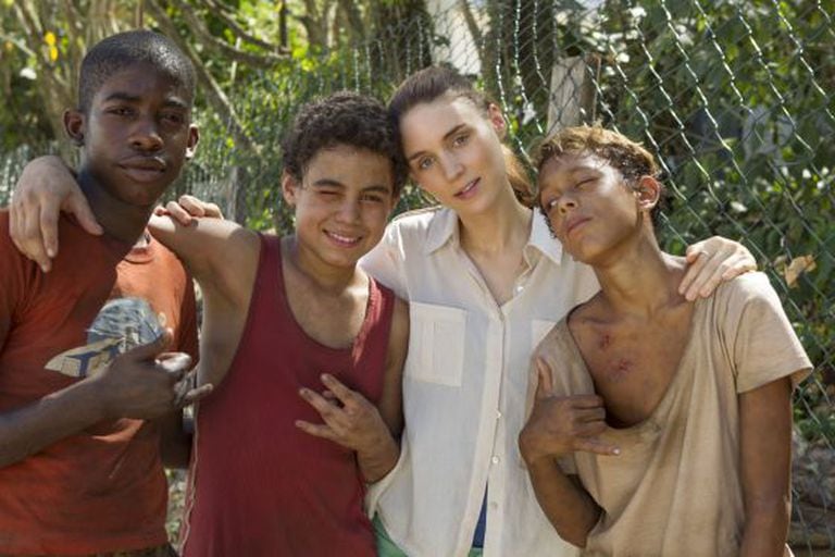 Os atores mirins de 'Trash' com Rooney Mara.