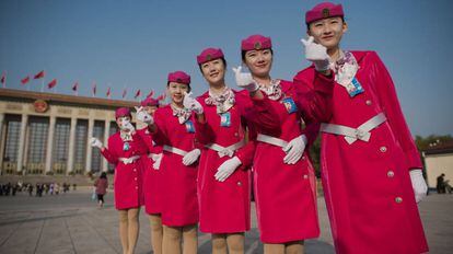 Recepcionistas chinesas na praça Tiananmen