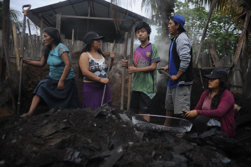 Famílias inteiras de Pucallpa estão expostas a doenças por trabalharem entre os resíduos no depósito de lixo da cidade