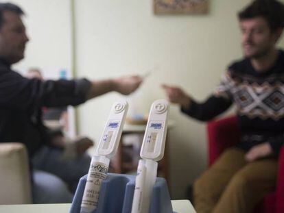 Um jovem se submete a um teste de HIV em madri