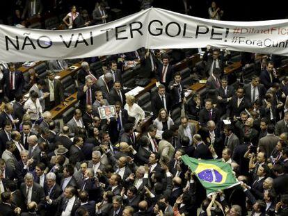 Parlamentares pr&oacute; e contra o impeachment de Dilma, no plen&aacute;rio da C&acirc;mara, no dia da elei&ccedil;&atilde;o da comiss&atilde;o que avaliar&aacute; o processo.