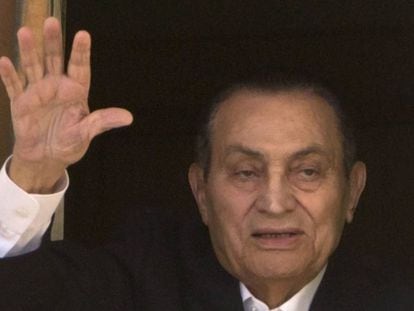 Mubarak acena, em 25 de abril passado, de seu quarto no hospital militar do Cairo.