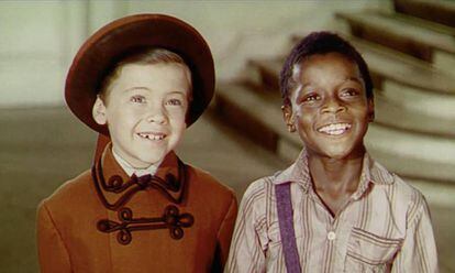 Bobby Driscoll (esquerda) e Glenn Leedy, em cena de 'A Canção do Sul' (1946).