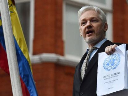 Assange, na sacada da Embaixada do Equador em Londres, em fevereiro de 2015.