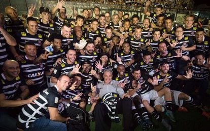 Elenco do Corinthians posa para foto do título.