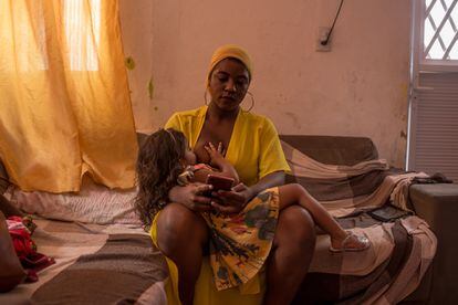 Carlla Bianca Souza, de 21 anos, amamenta sua filha Ísis, 3, em sua casa em São Luis (Maranhão).