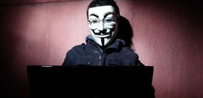 Um 'hacktivista' com a máscara do Anonymous.