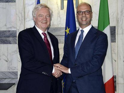 O ministro das Relações Exteriores da Itália, Angelino Alfano, cumprimenta o secretário de Estado britânico para a saída da UE (Brexit), David Davis.