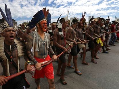 Índios durante protesto em Brasília nesta quinta-feira.