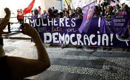 Grupo de mulheres se manifesta contra Bolsonaro.