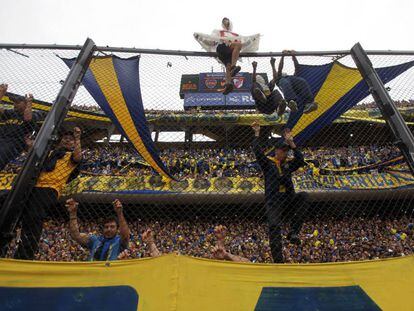 Torcedores do Boca incentivam a equipe em uma partida contra o River disputada em 2016, na Bombonera.