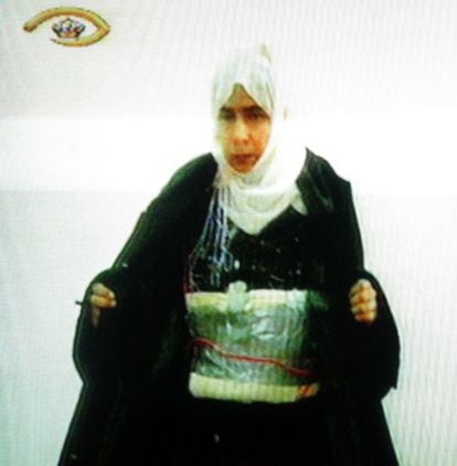 Sayida al Rishawi com explosivos, após ser detida.