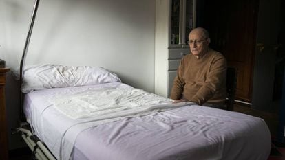 Ángel Hernández, nesta sexta-feira junto à cama de María José Carrasco.