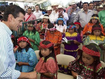 Peña Nieto com crianças Tarahumaras em 2 de junho.