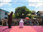 Uma mulher é açoitada diante de uma multidão em Banda Aceh (Indonésia) por infringir a lei islâmica.