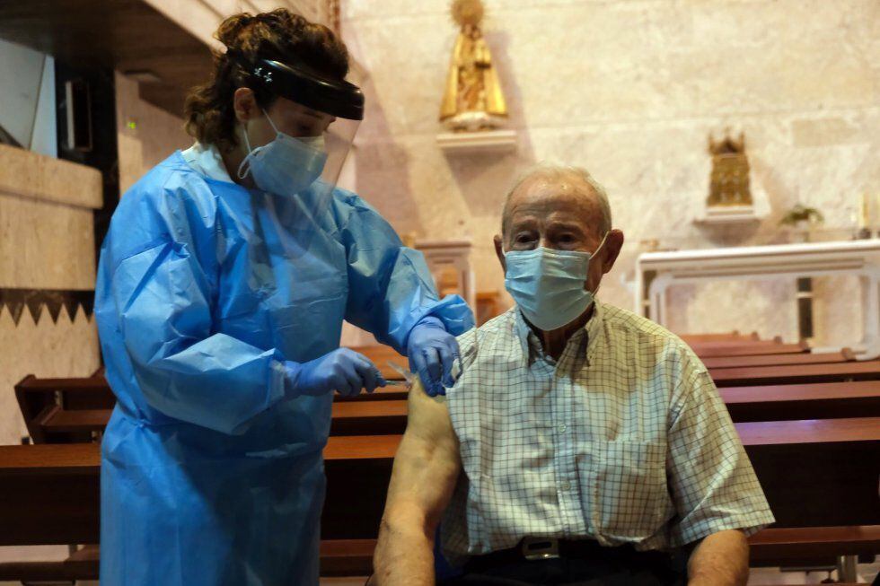 Áureo López, de 88 anos, do lar de Cevico de la Torre (Palencia), foi a primeira pessoa a receber a vacina em Castela e Leão.