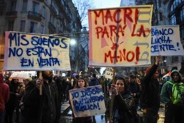 Manifestantes exibem cartazes durante a passeata universitária em Buenos Aires.