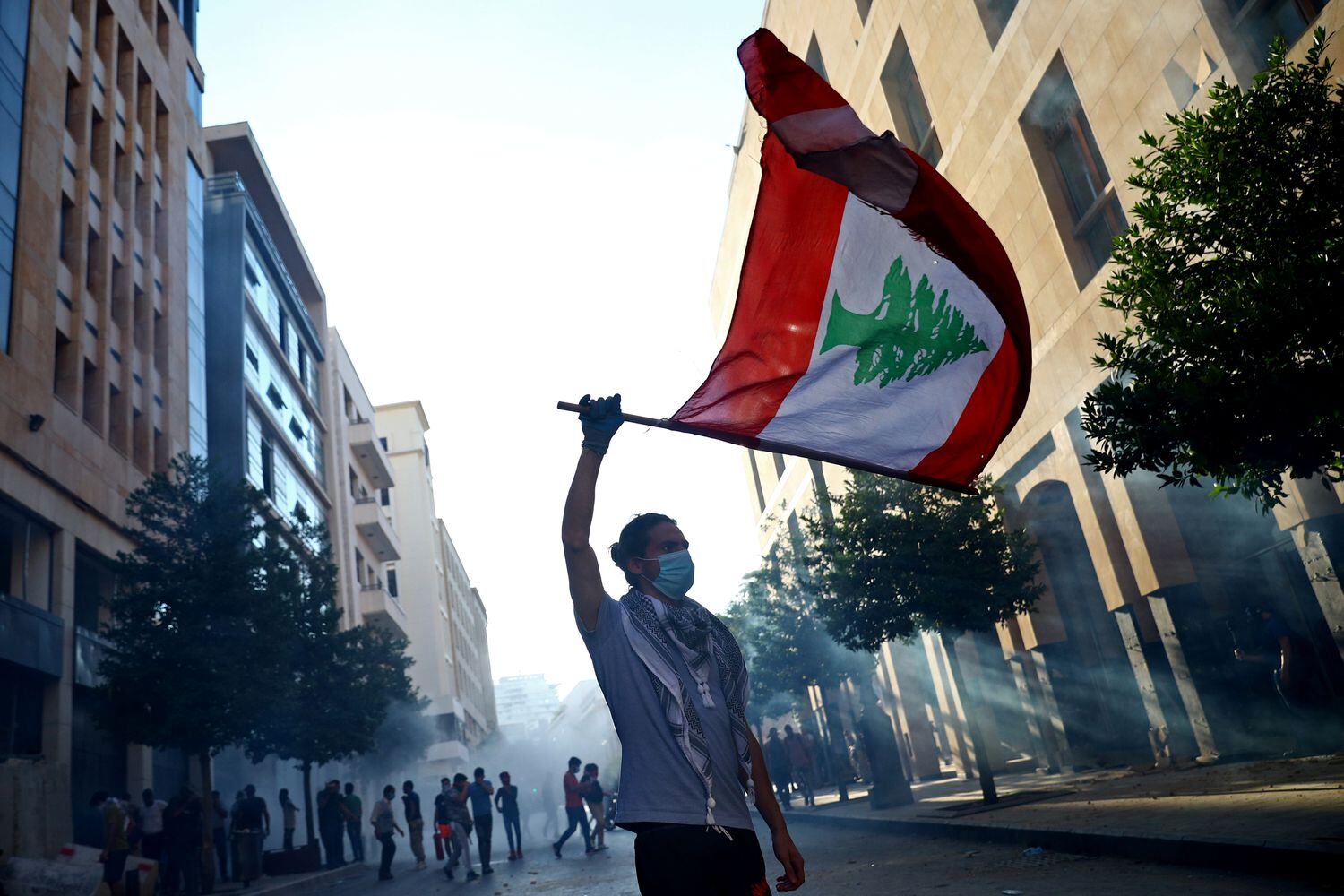 Manifestante carrega bandeira do Líbano em protesto nesta segunda. Pressão das ruas levou à renúncia do Governo