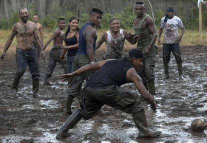 Membros das FARC jogando futebol, no domingo.