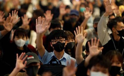 Manifestantes durante um protesto pró-democracia em um shopping center em Hong Kong, nesta quinta-feira.
